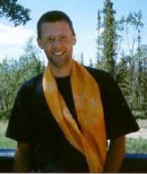 Dieses Foto zeigt mich, wie ich in Canada morgends auf der Veranda in der Sonne stehe. Im Hintergrund sind einige B�ume zu sehen.